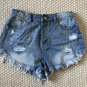 Jeansshorts med slitningar från Boohoo. Köpta förra sommaren, helt oanvända då de är lite stora. 