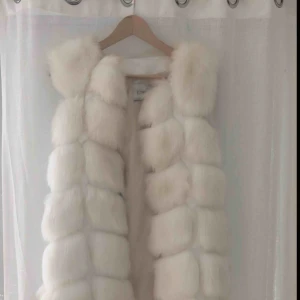  - Säljer min pälsväst i stl M Pälsen är knappt använd. Färgen på västen är i vit/beige  Nypris 1099kr