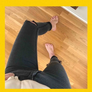  - Jeans från HM i storlek 36. Färg: grå/svart, nypris: 199kr, jag säljer för 50kr exklusive frakt för den som inte vill/har möjlighet att mötas upp.   Köparen står för frakt. Kan mötas upp i Kristianstad och där runtom:)   Frakt: 59kr 🌹♠️♥️😍