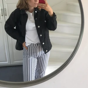  - As sköna randiga byxor i bomullstyg från brandy Melville. Är i one size men skulle säga att de passar en s, de har resor i midjan vilket gör att de kan passa lite större och lite mindre. Fint skick, orginalpris 380kr