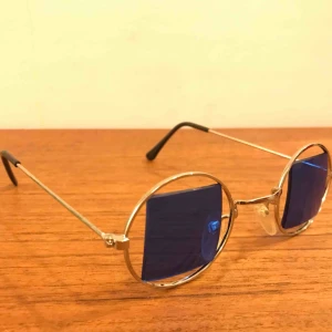  - Fyrkantiga John Lennon solglasögon. Blåa glas och helt nya, har ca 12 st och säljer dom för 19:- inkl frakt!