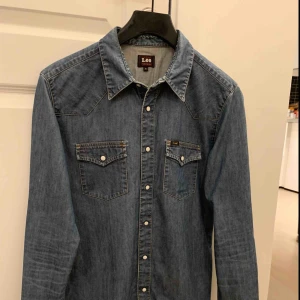  - Herr Skjorta i storlek m, köpte från Lee, fin skick, finns i Odenplan, kan skicka via post, 30kr på frakt