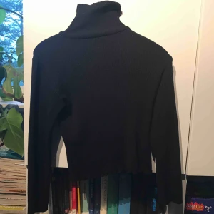  - Svart polo tröja med krus Inget märke och i gott sick! Frakt ingår ej!