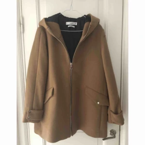  - Oanvänd jacka från Mango i ull-mix. Perfekt för vår- och höstväder! Storlek L men använd som lite oversize M. Väldigt snygg, klassisk och stilren med fina detaljer. Finns vid Fridhemsplan i Stockholm, kan skickas om köpare betalar frakt :)