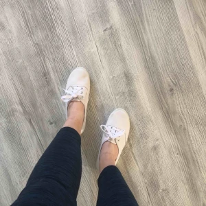  - Vita tygskor i storlek 37, aldrig använda, de är lite dammiga på bilden för att de bara har legat i en låda men det är inga fläckar