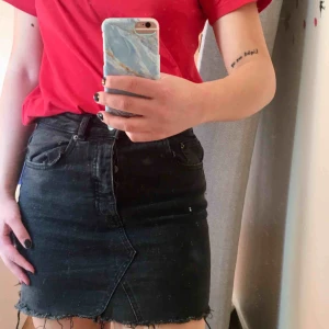  - Assnygg svart jeanskjol från Gina. Använd men i gott skick. Frakt ingår! 