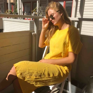  - Fantastisk gul klänning från Weekday som går strax nedanför knäna och har en slits där bak. Oanvänd.  Kan mötas upp i Göteborg eller frakta! 