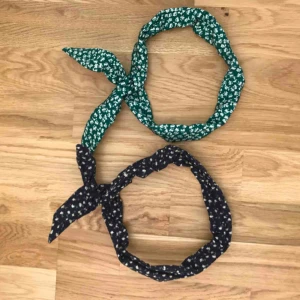  - Två hårband från pop med ståltråd inuti så att det sitter bättre! Du får båda för 50 :)  Frakt tillkommer.