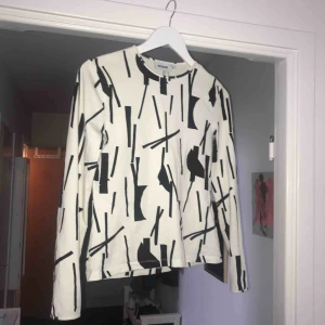  - en cool långärmad tröja från weekday🤩 köparen står för frakten