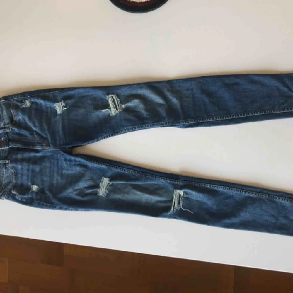 Ett par ”ultra high Rise super skinny” jeans från hollister, dom går till naveln på mig✨endast provade. Säljer pågrund av ny stil🌸 Bra i längd på mig som är 168🌺  nypris: 600kr  frakt tillkommer på 40 kr men pris kan diskuteras vid snabb affär:). Jeans & Byxor.