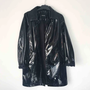  - Kappa i lackmaterial från monki! Lite oversize modell storlek S