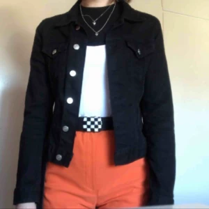  - Säljer min svarta Crocker jeansjacka då jag känner att någon annan skulle kunna använda den mer än vad jag gör. Kan mötas i Örebro eller skickas då köparen står för frakten :)
