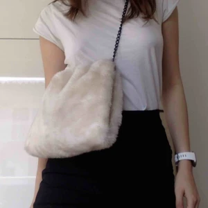  - Fluffig creme-vit väska! Såå fin att ha crossbody! Från Carin Wester. Köpt vintage. 