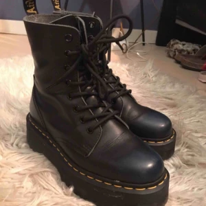  - Dr Martens Jadon vintage blue storlek 38 men passar även mig som har 37 med en extra strumpa på foten.  Nypris: 2200kr  Pris kan diskuteras vid snabb affär! Finns att mötas i Sthlm annars står köparen för frakten! 