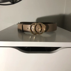 Gant skärp  - Skärp från gant i beige aktig färg samt guld ringar 