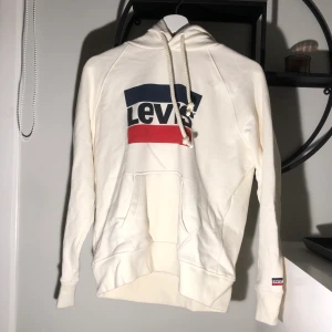 Levi’s hoodie, unisex - Helt oanvänd, lite för stor för mig. Unisex 