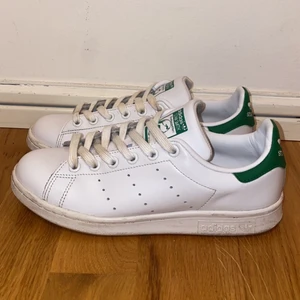 Adidas Stan Smith, storlek 37 - Storlek 37⅓ • Adidas Originals Stan Smith sneakers (vit/grön)• Endast använda ett fåtal gånger, skulle se helt nya ut med nya skosnören • Pris 300 kr • Får gärna buda, prioriterar snabb affär • Kan mötas upp i Stockholm eller frakta, köparen betalar frakt! 
