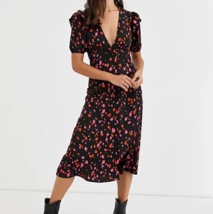 Populär klänning från Asos - - Utsåld klänning från Asos i skönt material.  - Oanvänd med prislapp kvar.  - nypris 699 - superfin till klackar eller ankelboots 