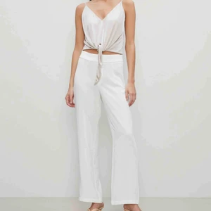  - Säljer dessa superfina vita vida byxor från bikbok, aldrig använda och prislapp sitter kvar. ❤️❤️Säljer då dom tyvärr är för stora för mig (är 160cm) kan gå ner lite i pris vid snabb affär💕💕