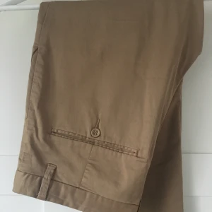 Whyred satin chinos storlek 46 - Whyred satin chinos storlek 46, används bara ett par gånger 