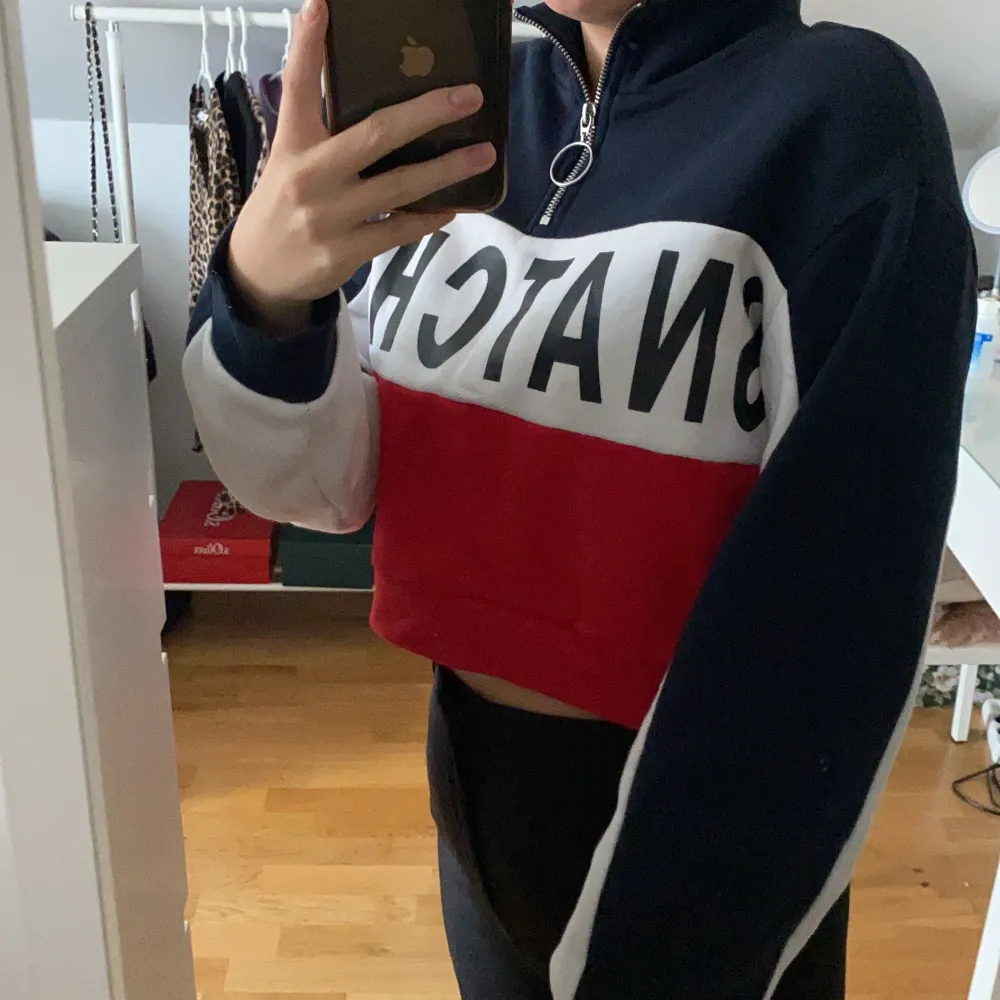 Cropped hoodie ,säljer för 20 kr, använd en gång så i mycket bra skick,som ny! :) storlek xs och skönt material:). Hoodies.