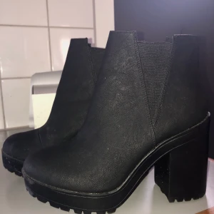 Högklackat  - Högklackade skor från hm, knappt andvända str 41. köparen står för frakten.