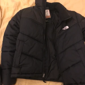 The northface vinterjacka  - Denna köpte jag på Plick men den är tyvärr förstor för mig ://!! Lappen Finn kvar och jag har inte använt den. Det finns ett litet hål i högre armen, men det syns knappt (kolla på bild 3). Lappen finns kvar!!! 