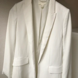 Vit Blazer - Vit blazer från H&M som är sparsamt använd och därav i toppenskick! Strl 36. Frakt mot betalning men möts även upp 💫🥰