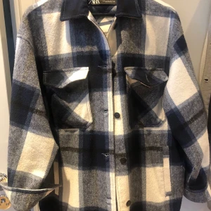 zara jacka rutig - säljer min rutiga zara jacka pga för lite användning, mycket bra skick