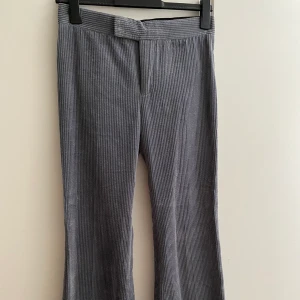 Manchester byxor  - Säljer ett par Manchester byxor från Zara. Passar en 36a. Aldrig använda. Frakt tillkommer!!!! KÖPT ÄR KÖPT, INGEN ÅNGERRÄTT!!!!!!