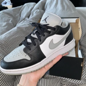 Air Jordan 1 Smoke Grey GS - Säljer mina låga smoke grey jordans cond: 8/10, impregnerade (safe mot smuts/vatten) använda under augusti. Bud från 1000 eller bin 2000kr