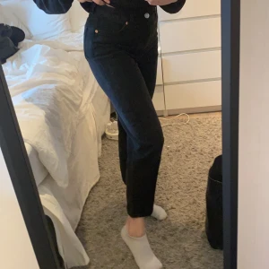 Momjeans, monki - Momjeans stl 27 från monki! Knappt använda, säljes pga för stora💞 köparen står för frakt!