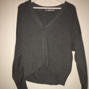 Grå Zara kofta  - Väldigt fin och skön kofta från Zara. Storlek S men passar även lite större/mindre storlekar. Lite nopprig, men det syns knappt. Mörkgrå färg, använd ett fåtal gånger!☺️                                    Köparen står för frakt.