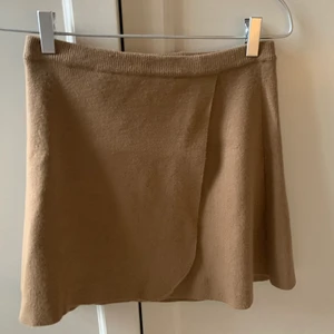 Mini kjol i storlek s - Beige minikjol i ish ull, från zaras barnavdelning men är som en storlek S i ”vanliga” avdelningen. Helt oanvänd 