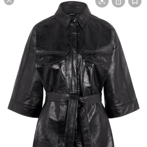 Janis Leather overahirt JLindeberg - Säljer oanvänd skinn-skjorta/blus i äkta läder, nypris 4500, storlek 36. Säljes för 3000.