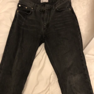 Jeans med slits - Snygga gråa jeans med slits i storlek 36, väldigt bra skick!!👩🏻‍🎤buda i kommentarerna