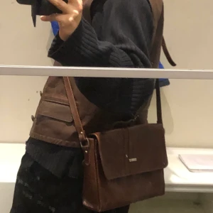 Brun axelväska - En brun skinn axelväska i fint skick!                                    BUDGIVNING börja från 120 kr:) skriv bud i kommentar elr privat!