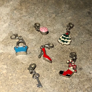 söta berlocker! - VÄSKAN & MUFFINSEN FINNS KVAR! olika unika berlocker för 10kr/st, vid fler frågor är det bara att höra av sig <3