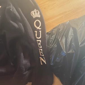 Tröja - En Queen tröja , de står Queen på bröstet o armarna , står att de är en XL men de är nog en mindre M typ jätte skönt material 🤍 