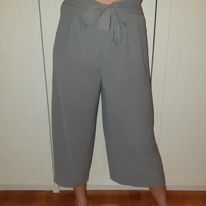 Gråa fladderbyxor  - Gråa fladderbyxor i storlek M. Använd 2 gånger. Fladdriga o super sköna med ett band man kan knyta åt med. 
