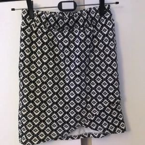 Mönstrad kjol.  - Gullig kjol med fint mönster från Esmara. Säljer för att den inte används. Frakt tillkommer. 