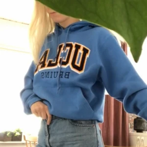 Ucla collegetröja hoodie - Jätte trendig hoodie med ucla logga. Storlek S men passar även M. Säljer bara vid ett bra bud eftersom jag gillar den och är osäker på om den ska säljas. Buda gärna i kommentarerna 