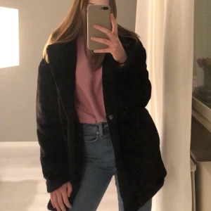Jacka - Säljer min mysiga jacka från rut&circle i strl s. Faux fur. Sitter superfint på och är knappt använd. Köparen står för frakten om plagget skulle behöva fraktas 