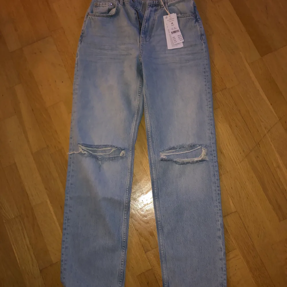 Aldrig använda, endast testade 1 gång. Säljer på grund av att dom är för små för mig. Buda på! Kan tänka mig att byta dom mot ett par 36 . Jeans & Byxor.