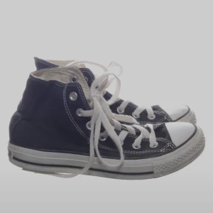 Svarta converse! - INTRESSEKOLL, på mina svara Converse i storlek 37. Jag har använt några gånger. Men de är annars i bra skick! Buda i kommentarerna om ni är intresserade💗