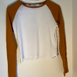 Baseball tröja från NA-KD - En cool baseball tröja från NA-KD, endast testad säljer då det tyvärr var fel storlek. Skriv priv för fler bilder eller frågor ☺️☺️