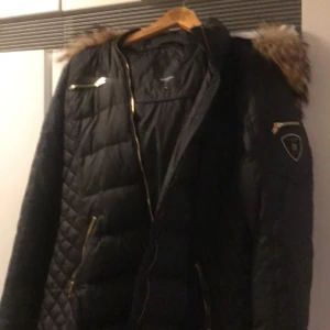 Storlek 44/L Märke RockandBlue Sweden  - Funkar även på någon som kan ta på sig storlek M eftersom jag är i storlek M men detta är L. Köpt för 4000 kr men säljer för 2000 men priset kan diskuteras 