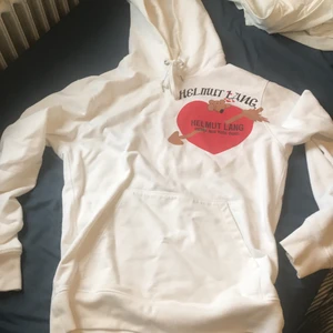 Helmut Lang heart hoodie - Sparsamt använd Helmut Lang hoodie. Storlek S men är lite oversized