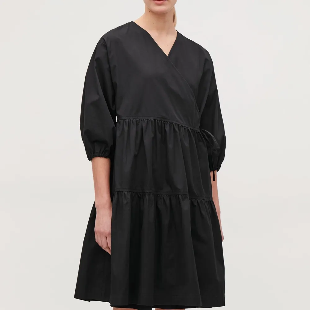 🖤Klassisk svart A-line wrap klänning från COS 🖤 Frakt ingår🖤. Klänningar.