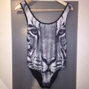  - Knappt använd då min rumpa tyvärr inte får plats haha, använd Max 2 gånger. Baddräktstyg :) väldigt liten i storleken!